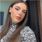 Studentessa di lettere moderne impartisce lezioni a tutti coloro che ne hanno bisogno